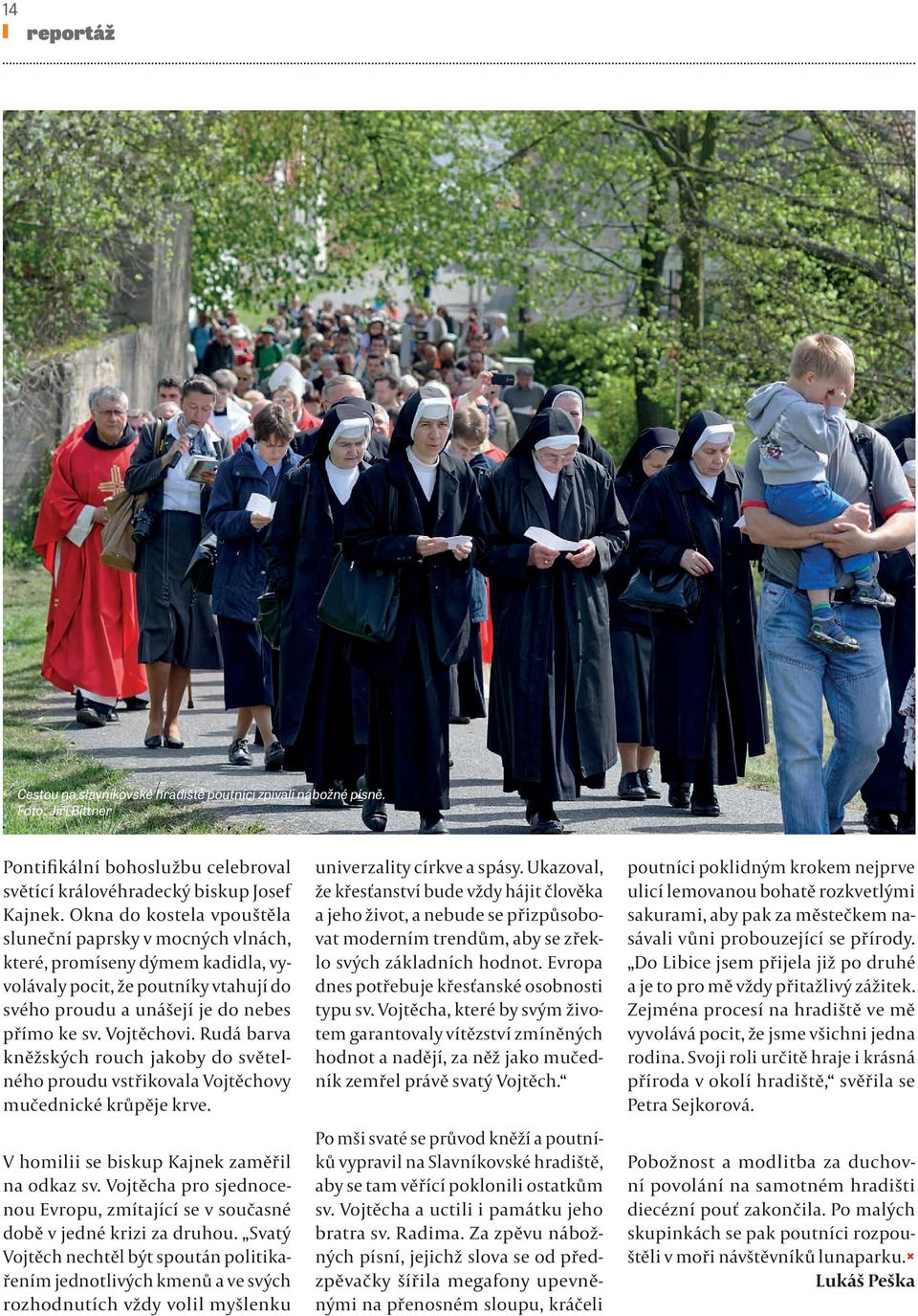 Rudá barva kněžských rouch jakoby do světelného proudu vstřikovala Vojtěchovy mučednické krůpěje krve. V homilii se biskup Kajnek zaměřil na odkaz sv.