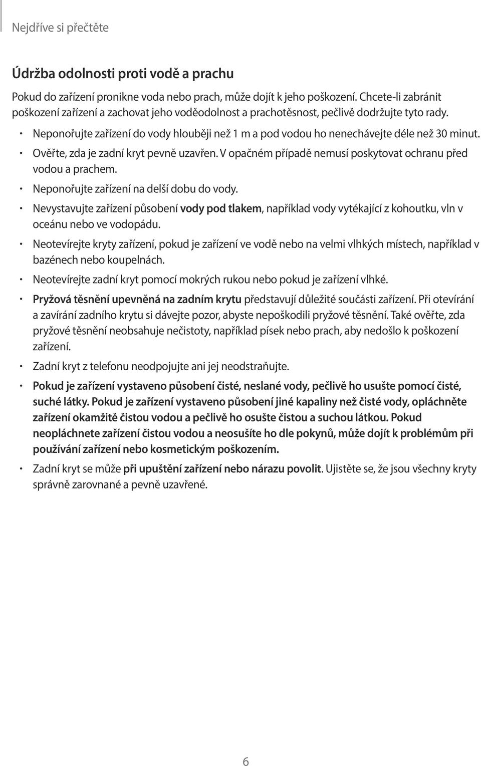 Neponořujte zařízení do vody hlouběji než 1 m a pod vodou ho nenechávejte déle než 30 minut. Ověřte, zda je zadní kryt pevně uzavřen. V opačném případě nemusí poskytovat ochranu před vodou a prachem.