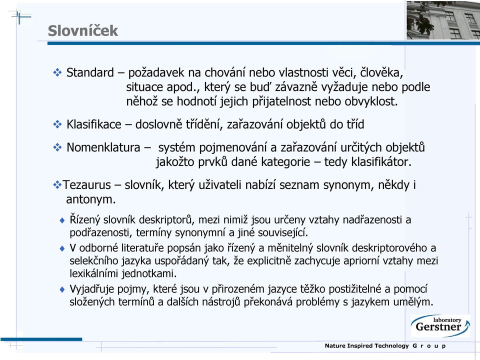 Tezaurus slovník, který uživateli nabízí seznam synonym, někdy i antonym. Řízený slovník deskriptorů, mezi nimiž jsou určeny vztahy nadřazenosti a podřazenosti, termíny synonymní a jiné související.