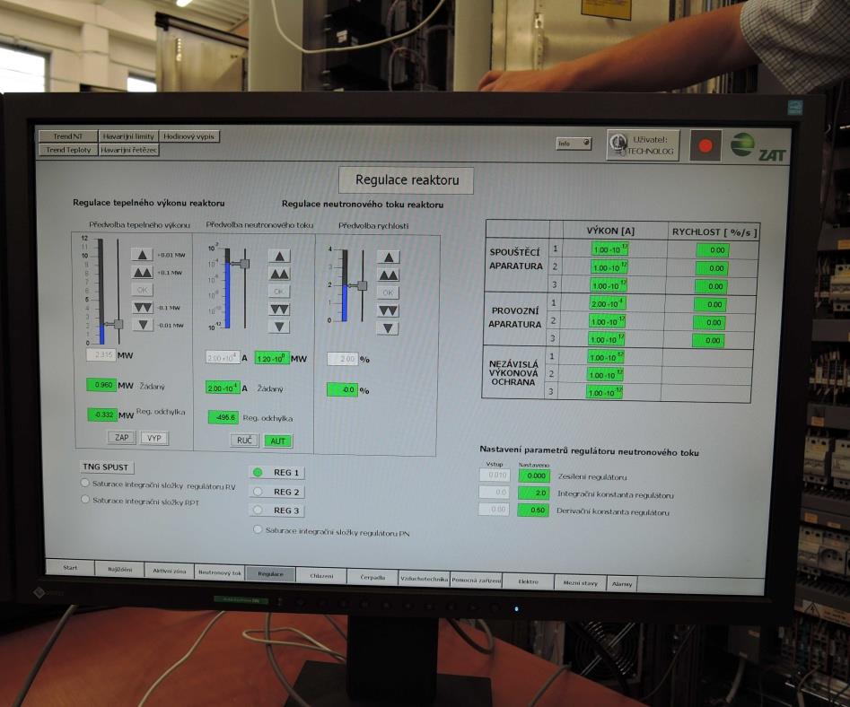 Systém HMI Systém HMI zabudovaný v pultu operátora se skládá z: PC operátorského pracoviště s dvěma monitory LCD 19, klávesnicí, myší a