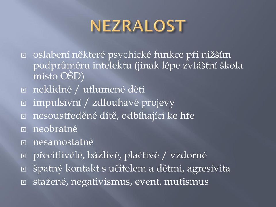 dítě, odbíhající ke hře neobratné nesamostatné přecitlivělé, bázlivé, plačtivé /