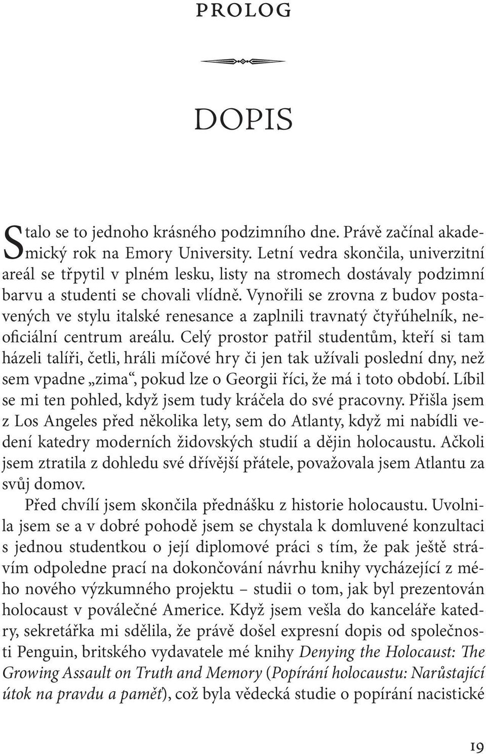 Vynořili se zrovna z budov postavených ve stylu italské renesance a zaplnili travnatý čtyřúhelník, neoficiální centrum areálu.