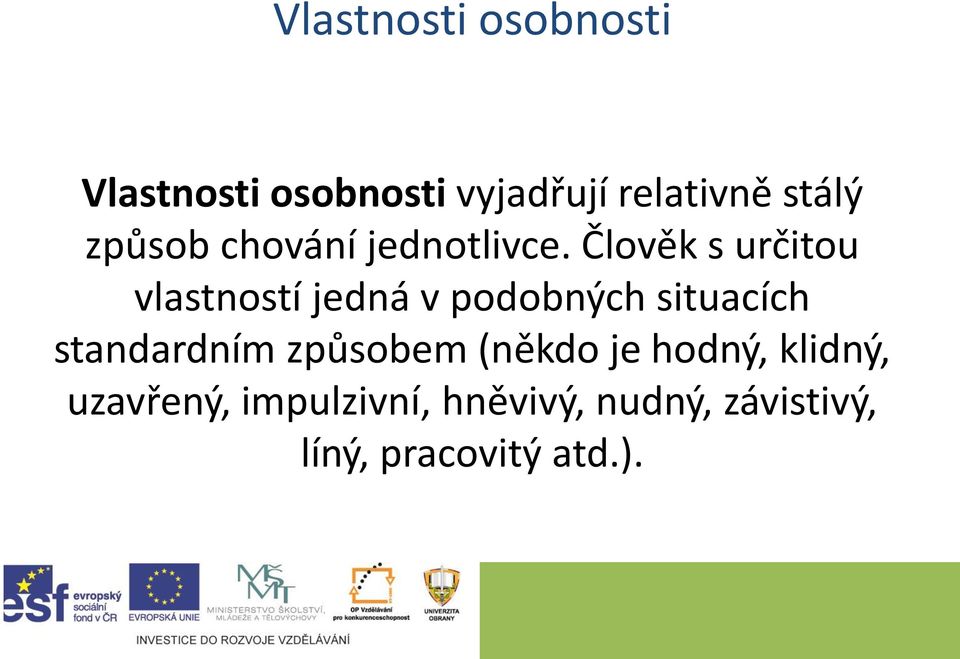 Člověk s určitou vlastností jedná v podobných situacích standardním