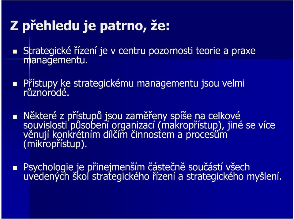 Některé z přístupů jsou zaměřeny spíše na celkové souvislosti působení organizací (makropřístup), jiné se více