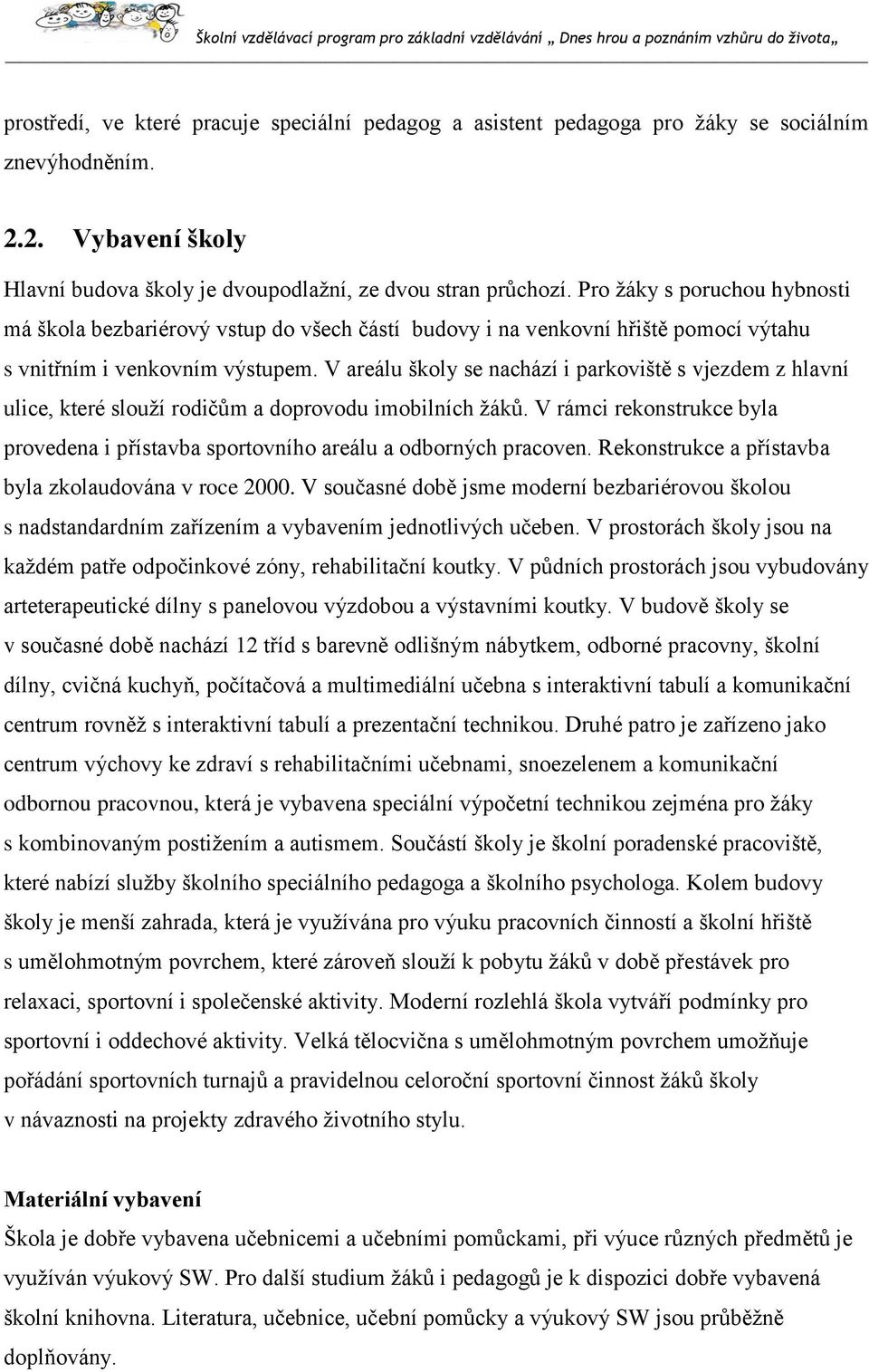 V areálu školy se nachází i parkoviště s vjezdem z hlavní ulice, které slouží rodičům a doprovodu imobilních žáků.