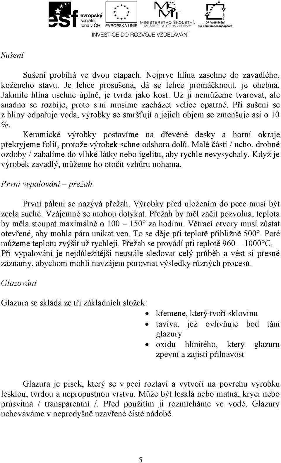 Keramické výrobky postavíme na dřevěné desky a horní okraje překryjeme folií, protože výrobek schne odshora dolů.