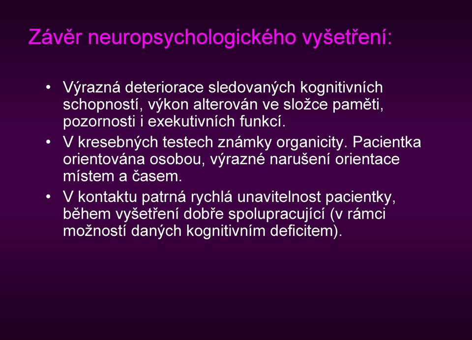 Pacientka orientována osobou, výrazné narušení orientace místem a časem.