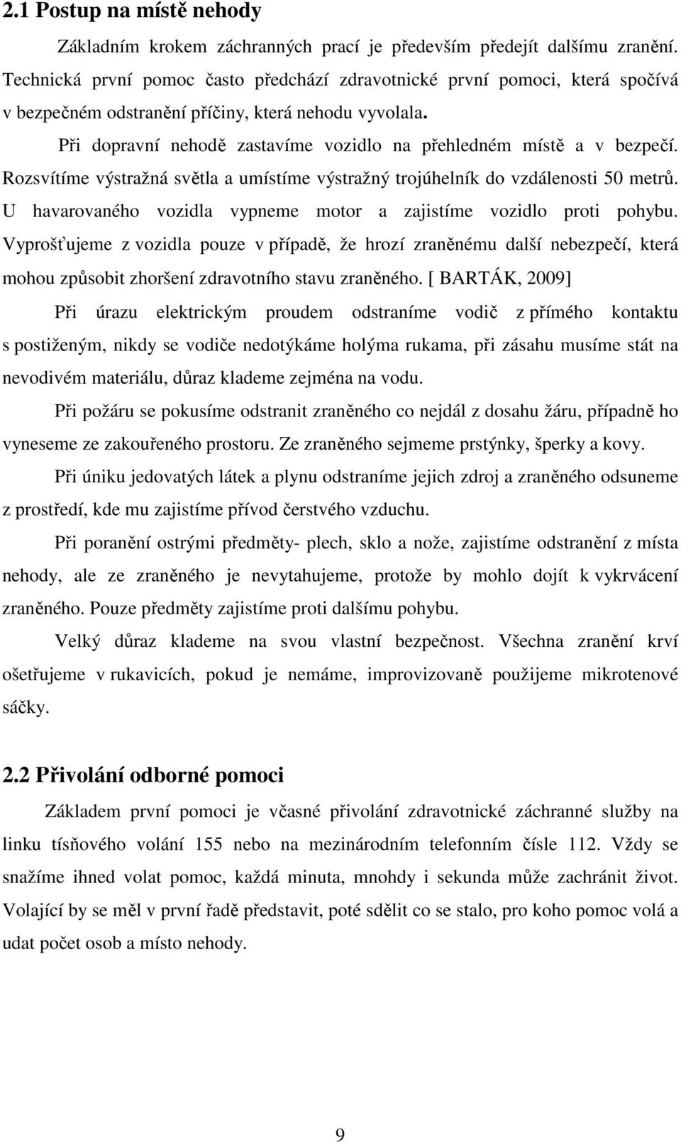 Při dopravní nehodě zastavíme vozidlo na přehledném místě a v bezpečí. Rozsvítíme výstražná světla a umístíme výstražný trojúhelník do vzdálenosti 50 metrů.