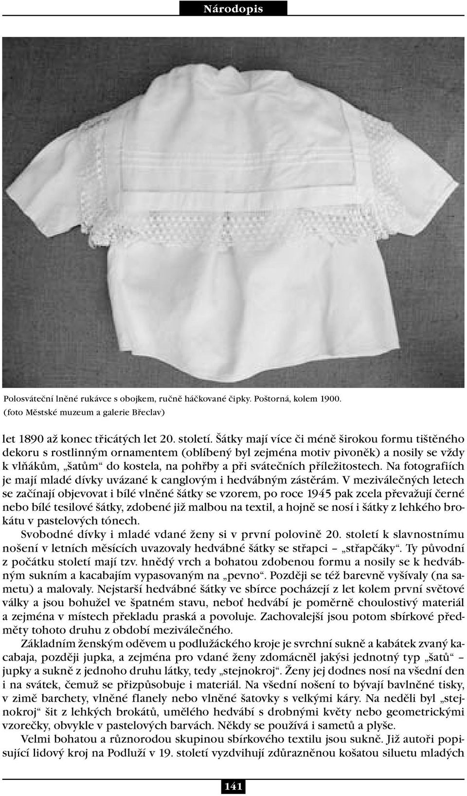 příležitostech. Na fotografiích je mají mladé dívky uvázané k canglovým i hedvábným zástěrám.