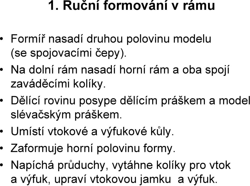 Dělící rovinu posype dělícím práškem a model slévačským práškem.