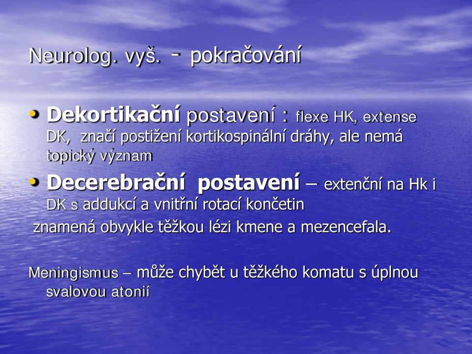 kortikospinální dráhy, ale nemá topický význam Decerebrační postavení extenční na