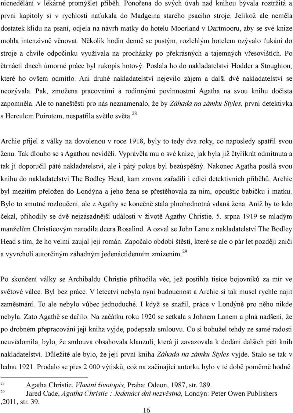 Několik hodin denně se pustým, rozlehlým hotelem ozývalo ťukání do stroje a chvíle odpočinku využívala na procházky po překrásných a tajemných vřesovištích.