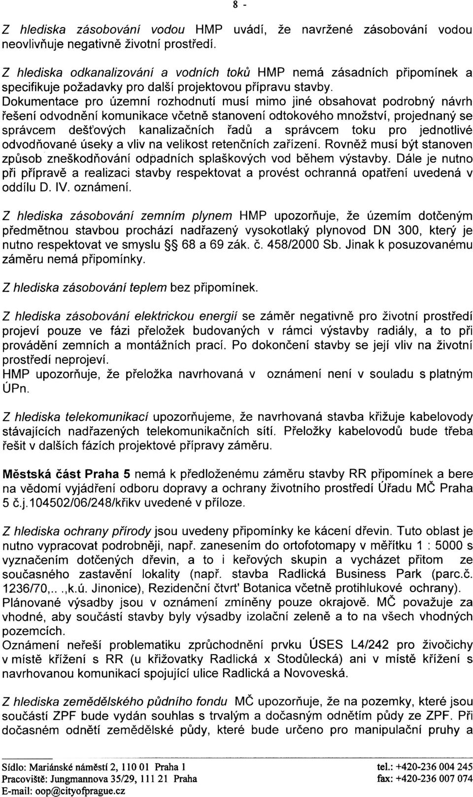 Dokumentace pro územní rozhodnutí musí mimo jiné obsahovat podrobný návrh øešení odvodnìní komunikace vèetnì stanovení odtokového množství, projednaný se správcem deš ových kanalizaèních øadù a