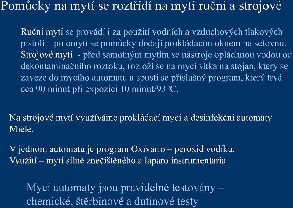 Strojové mytí - před samotným mytím se nástroje opláchnou vodou od dekontaminačního roztoku, rozloží se na mycí sítka na stojan, který se zaveze do mycího automatu a spustí