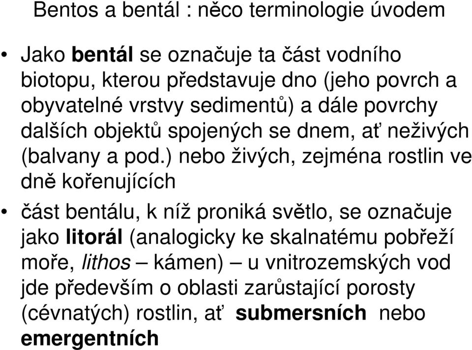 ) nebo živých, zejména rostlin ve dně kořenujících část bentálu, k níž proniká světlo, se označuje jako litorál (analogicky ke