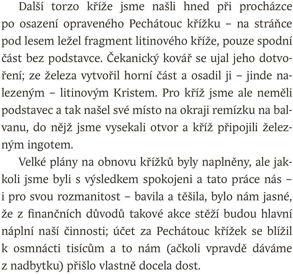 Pro kříž jsme ale neměli podstavec a tak našel své místo na okraji remízku na balvanu, do nějž jsme vysekali otvor a kříž připojili železným ingotem.