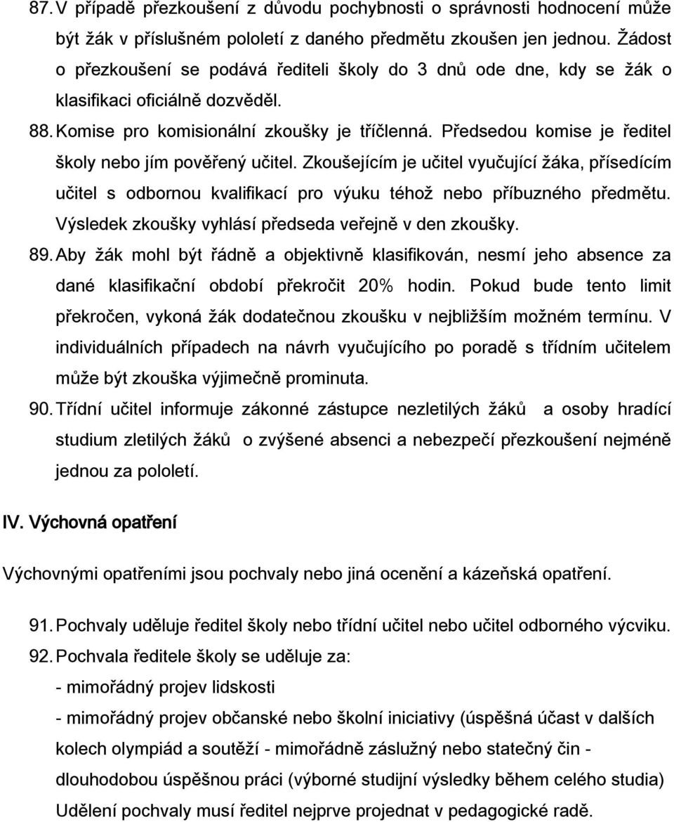 Předsedou komise je ředitel školy nebo jím pověřený učitel. Zkoušejícím je učitel vyučující žáka, přísedícím učitel s odbornou kvalifikací pro výuku téhož nebo příbuzného předmětu.