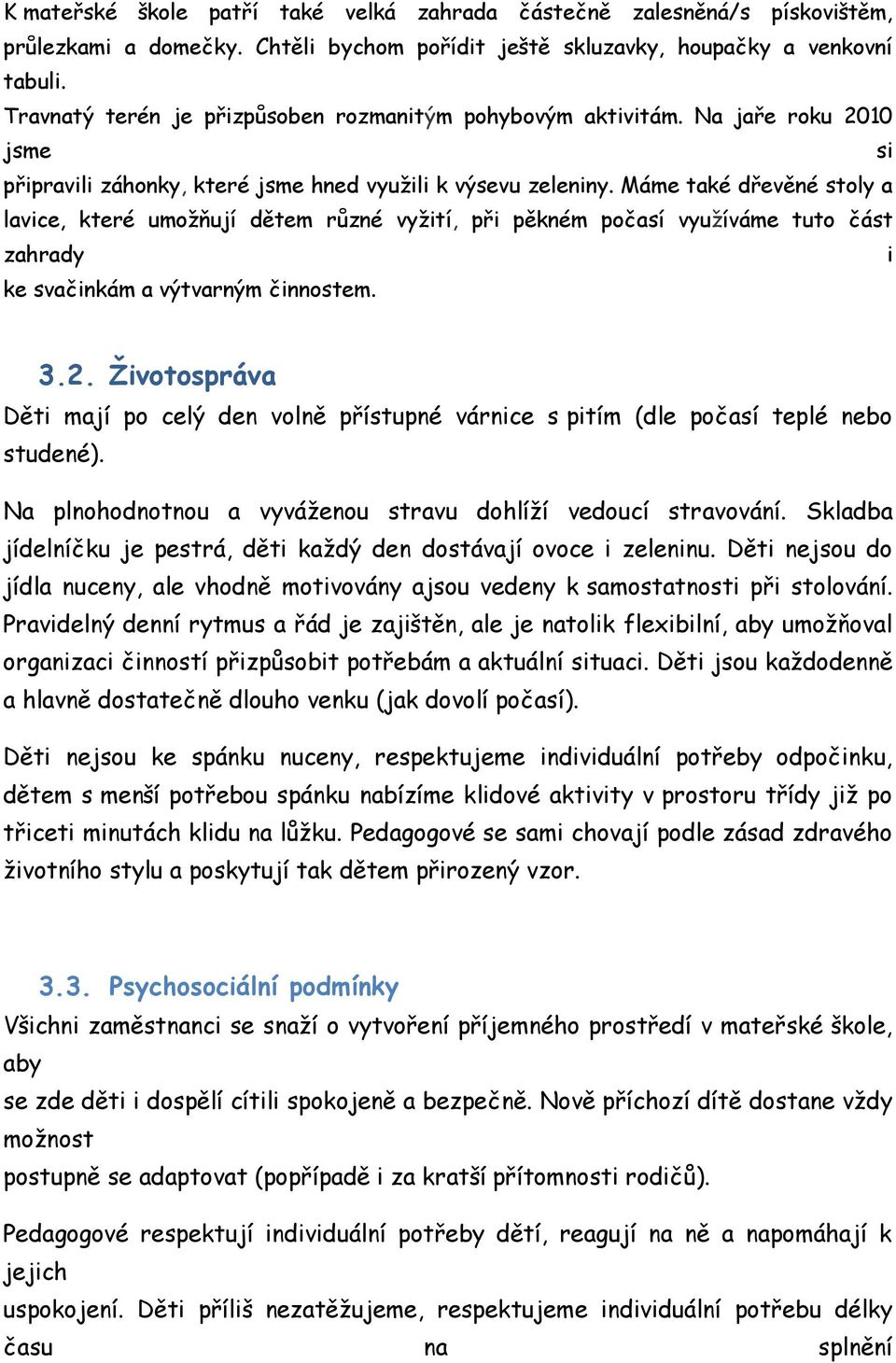 Máme také dřevěné stoly a lavice, které umožňují dětem různé vyžití, při pěkném počasí využíváme tuto část zahrady i ke svačinkám a výtvarným činnostem. 3.2.