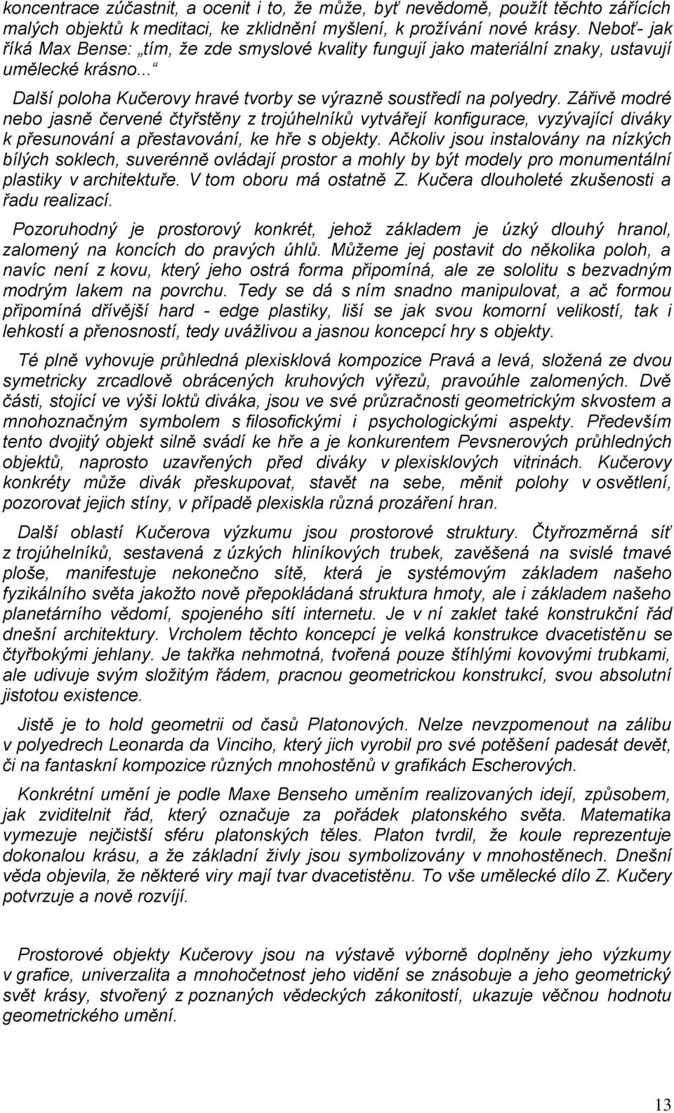 Zářivě modré nebo jasně červené čtyřstěny z trojúhelníků vytvářejí konfigurace, vyzývající diváky k přesunování a přestavování, ke hře s objekty.