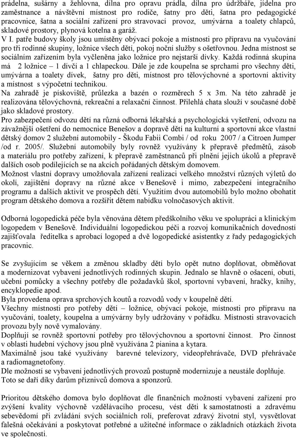 patře budovy školy jsou umístěny obývací pokoje a místnosti pro přípravu na vyučování pro tři rodinné skupiny, ložnice všech dětí, pokoj noční služby s ošetřovnou.