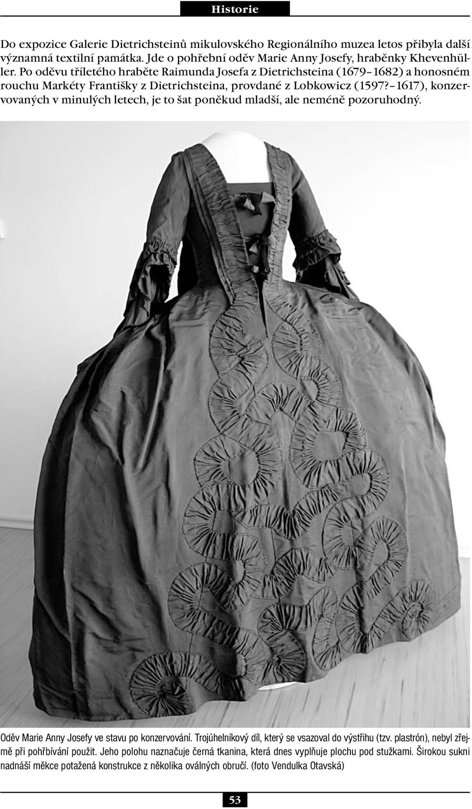 1617), konzervovaných v minulých letech, je to šat poněkud mladší, ale neméně pozoruhodný. Oděv Marie Anny Josefy ve stavu po konzervování.