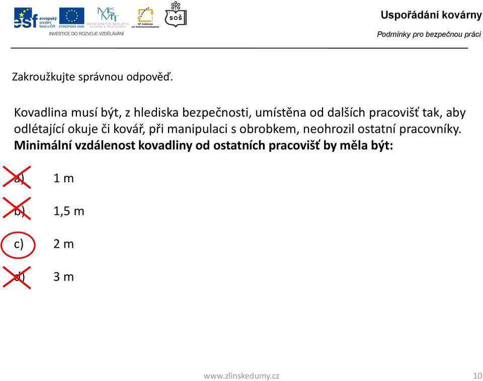 tak, aby odlétající okuje či kovář, při manipulaci s obrobkem, neohrozil