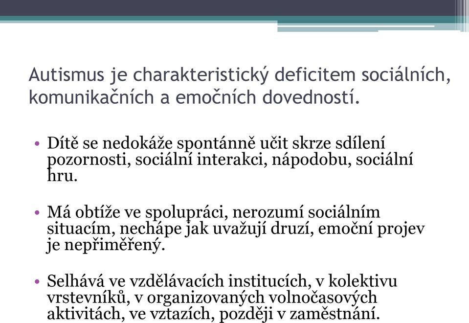 Má obtíže ve spolupráci, nerozumí sociálním situacím, nechápe jak uvažují druzí, emoční projev je nepřiměřený.