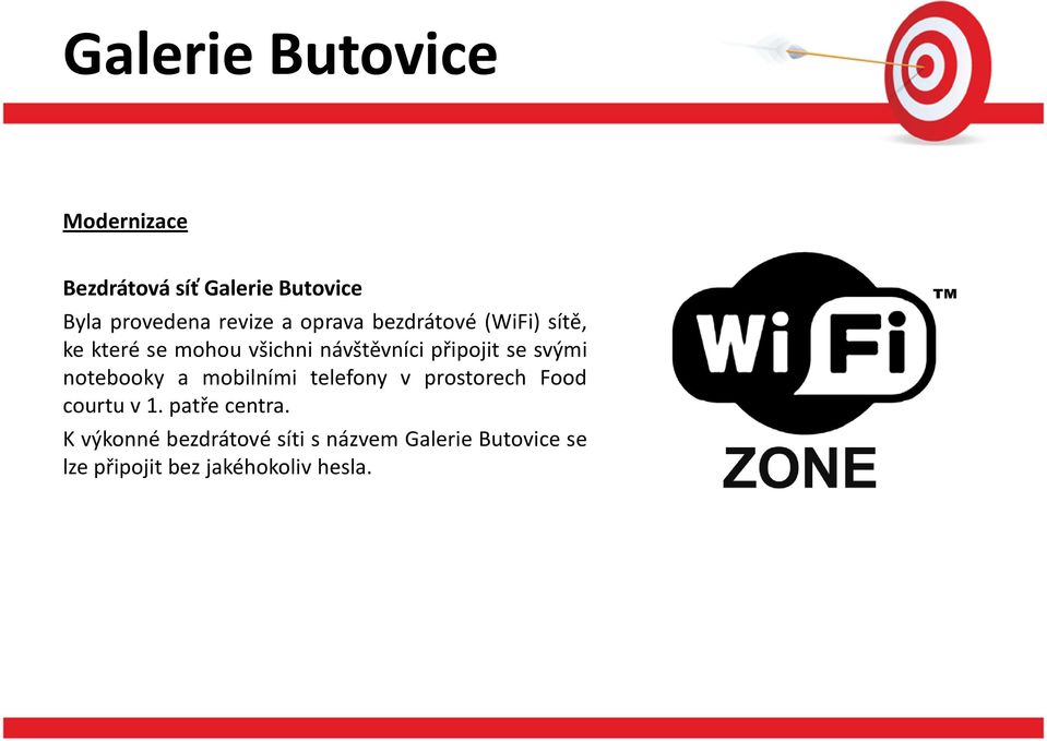 svými notebooky a mobilními telefony v prostorech Food courtu v 1. patře centra.