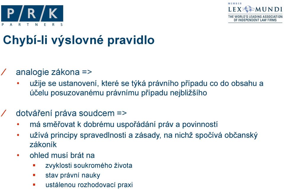 dobrému uspořádání práv a povinností užívá principy spravedlnosti a zásady, na nichž spočívá