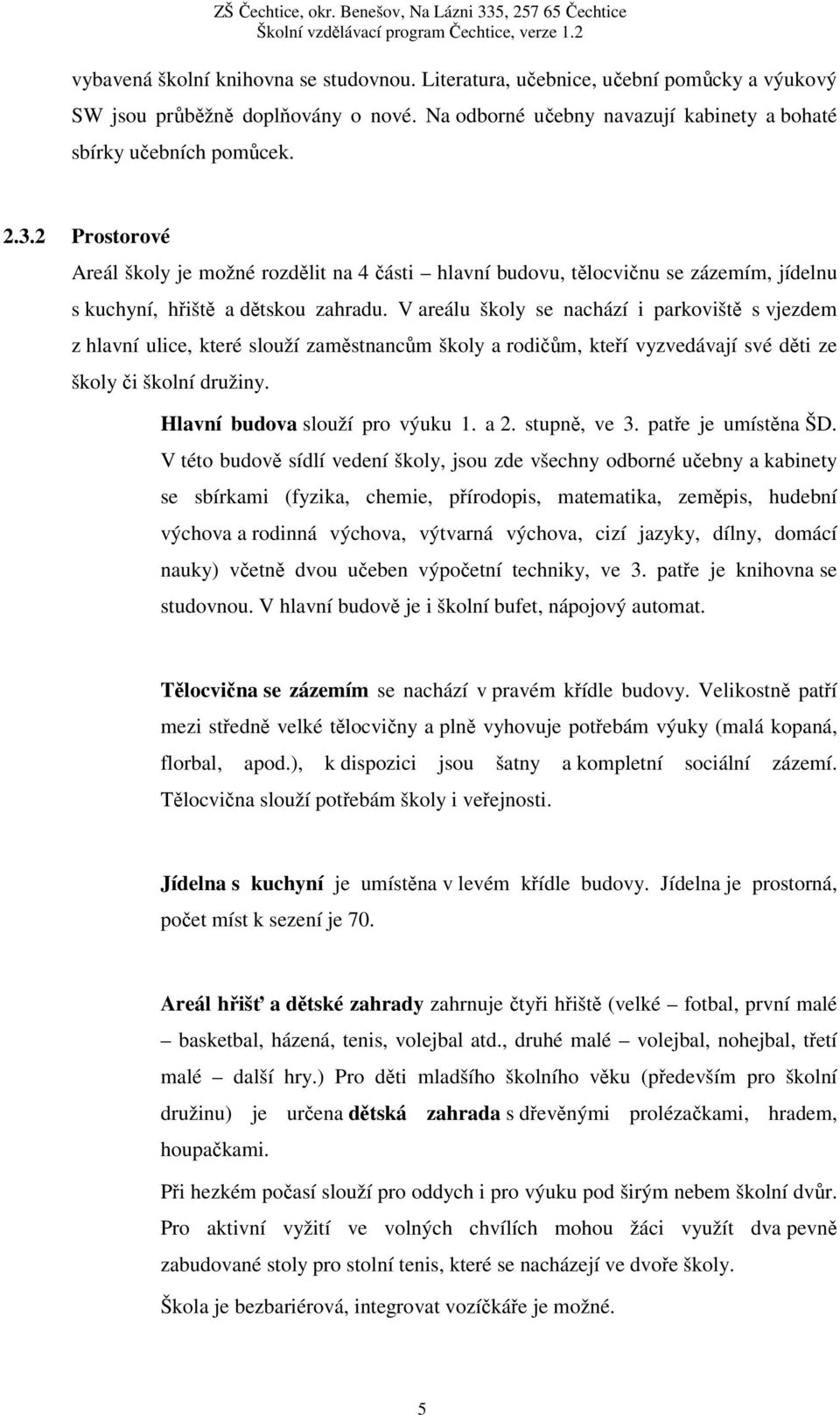 V areálu školy se nachází i parkoviště s vjezdem z hlavní ulice, které slouží zaměstnancům školy a rodičům, kteří vyzvedávají své děti ze školy či školní družiny. Hlavní budova slouží pro výuku 1.