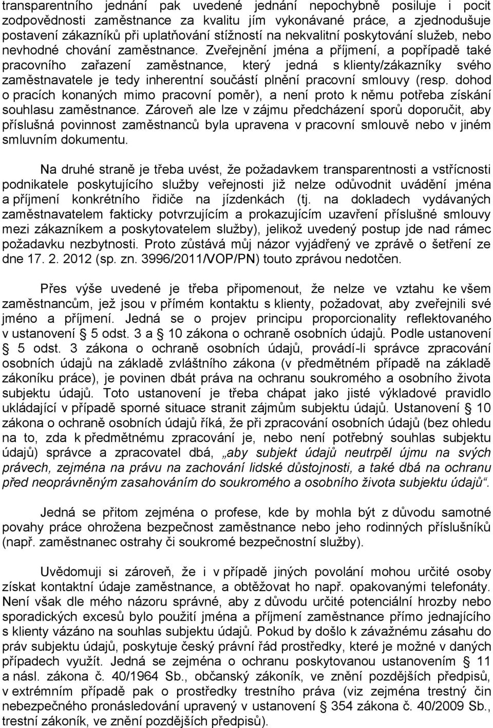 Zveřejnění jména a příjmení, a popřípadě také pracovního zařazení zaměstnance, který jedná s klienty/zákazníky svého zaměstnavatele je tedy inherentní součástí plnění pracovní smlouvy (resp.