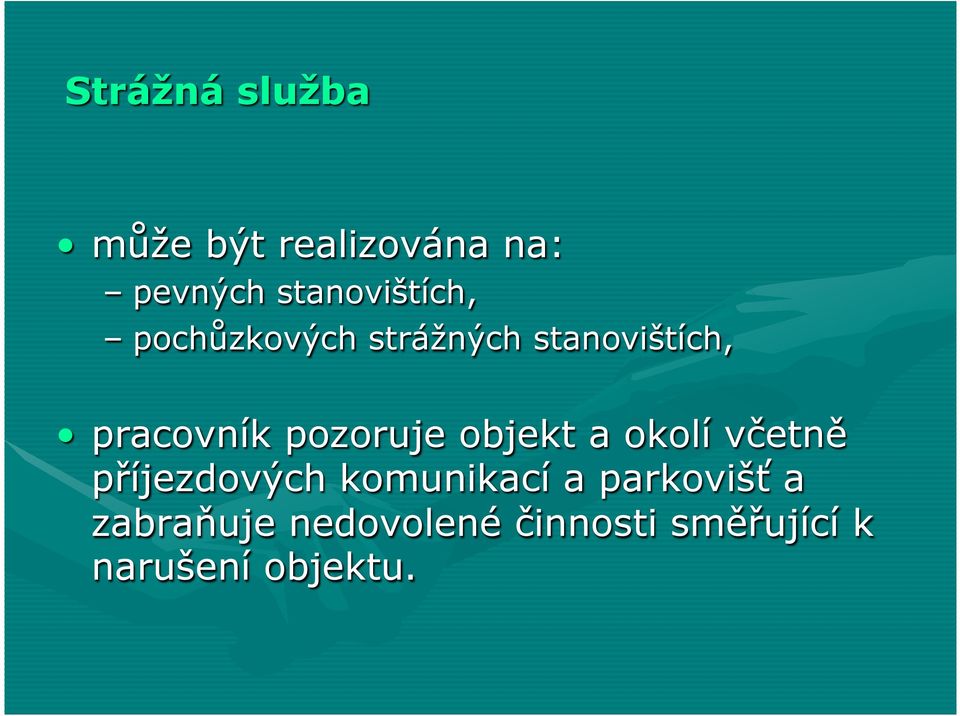 pracovník pozoruje objekt a okolí včetně příjezdových