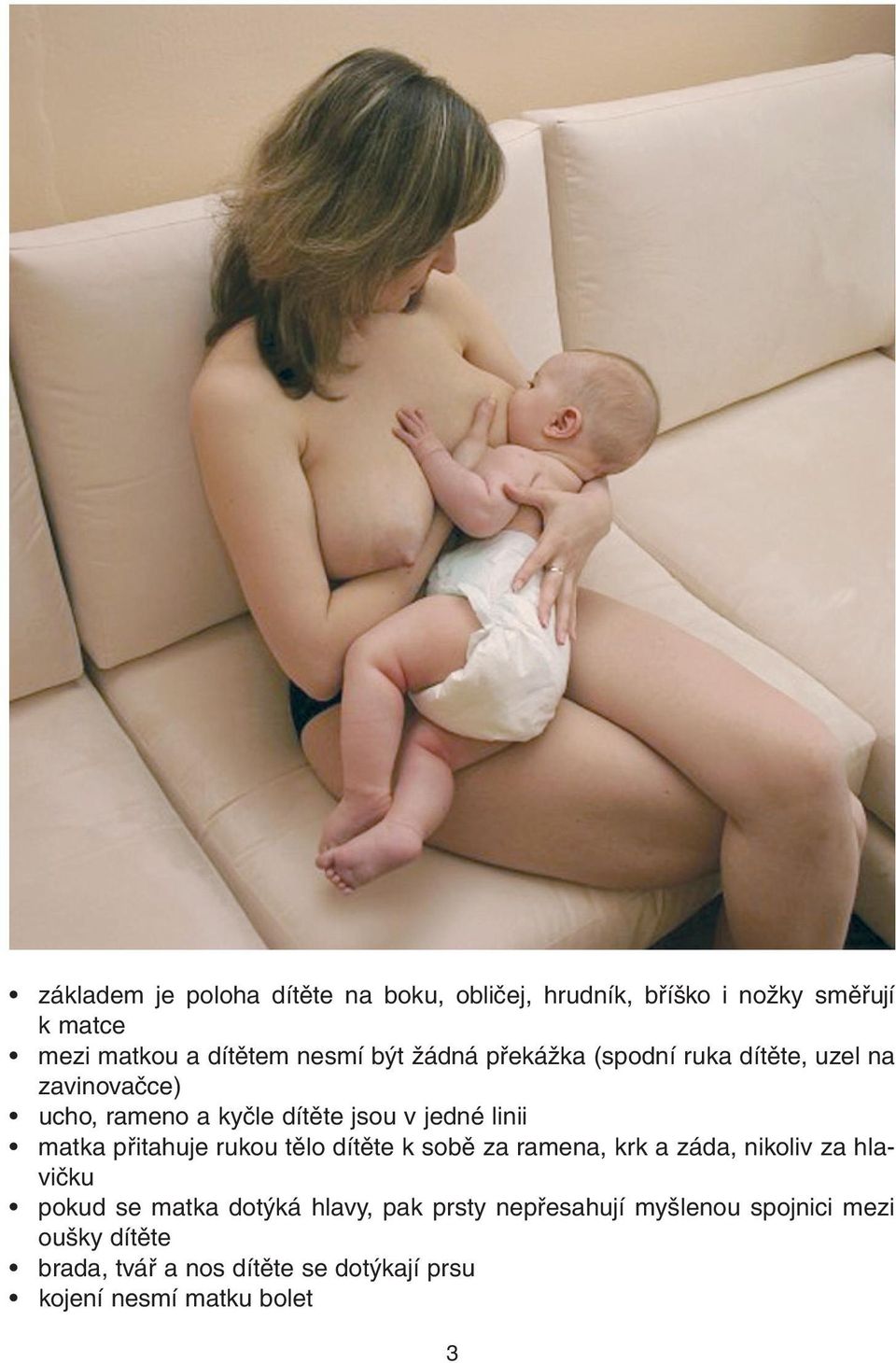 přitahuje rukou tělo dítěte k sobě za ramena, krk a záda, nikoliv za hlavičku pokud se matka dotýká hlavy, pak