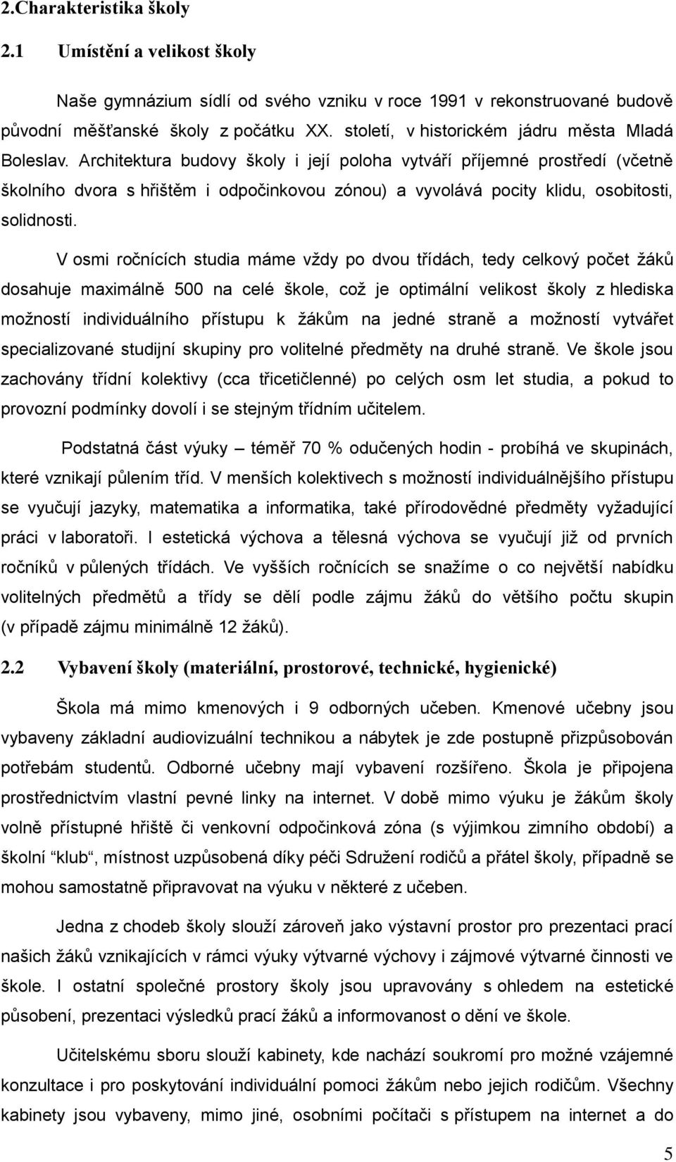 Architektura budovy školy i její poloha vytváří příjemné prostředí (včetně školního dvora s hřištěm i odpočinkovou zónou) a vyvolává pocity klidu, osobitosti, solidnosti.