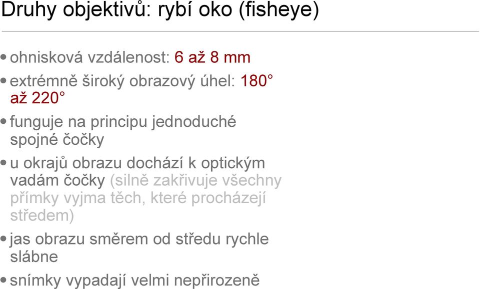 dochází k optickým vadám čočky (silně zakřivuje všechny přímky vyjma těch, které