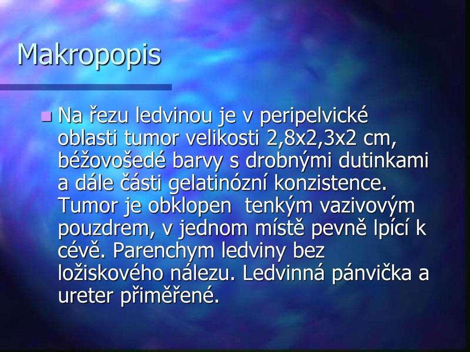 Tumor je obklopen tenkým vazivovým pouzdrem, v jednom místě pevně lpící k cévě.