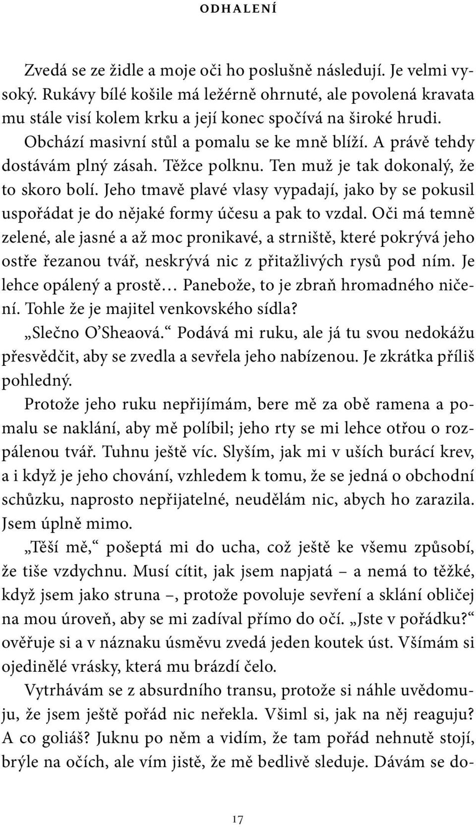 Jeho tmavě plavé vlasy vypadají, jako by se pokusil uspořádat je do nějaké formy účesu a pak to vzdal.