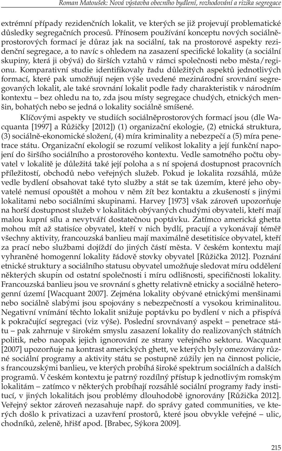 sociální skupiny, která ji obývá) do širších vztahů v rámci společnosti nebo města/regionu.