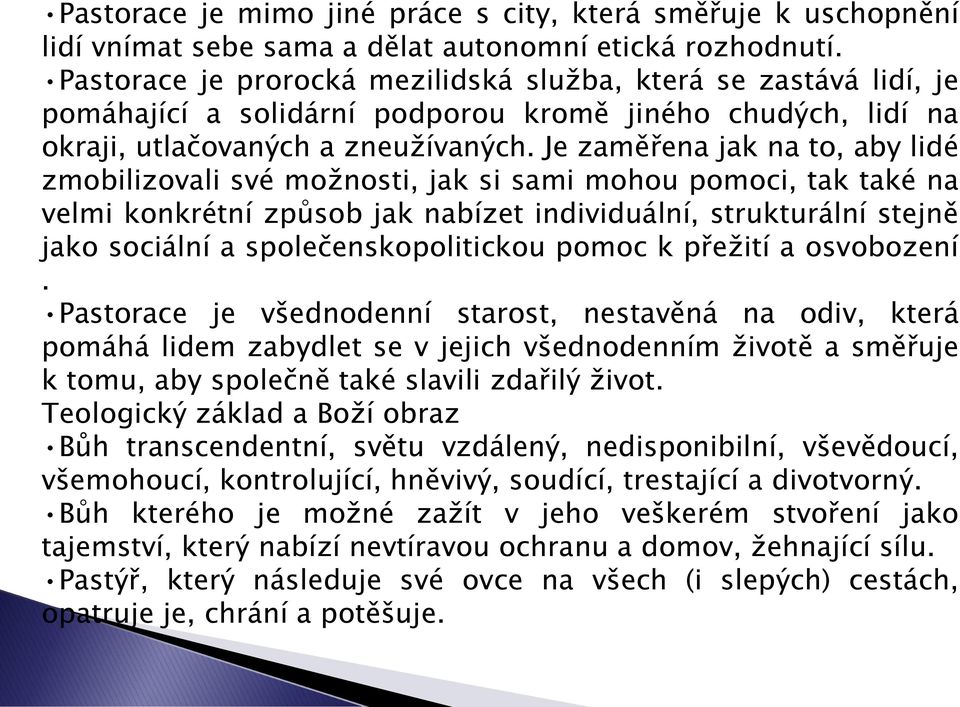 Je zaměřena jak na to, aby lidé zmobilizovali své možnosti, jak si sami mohou pomoci, tak také na velmi konkrétní způsob jak nabízet individuální, strukturální stejně jako sociální a