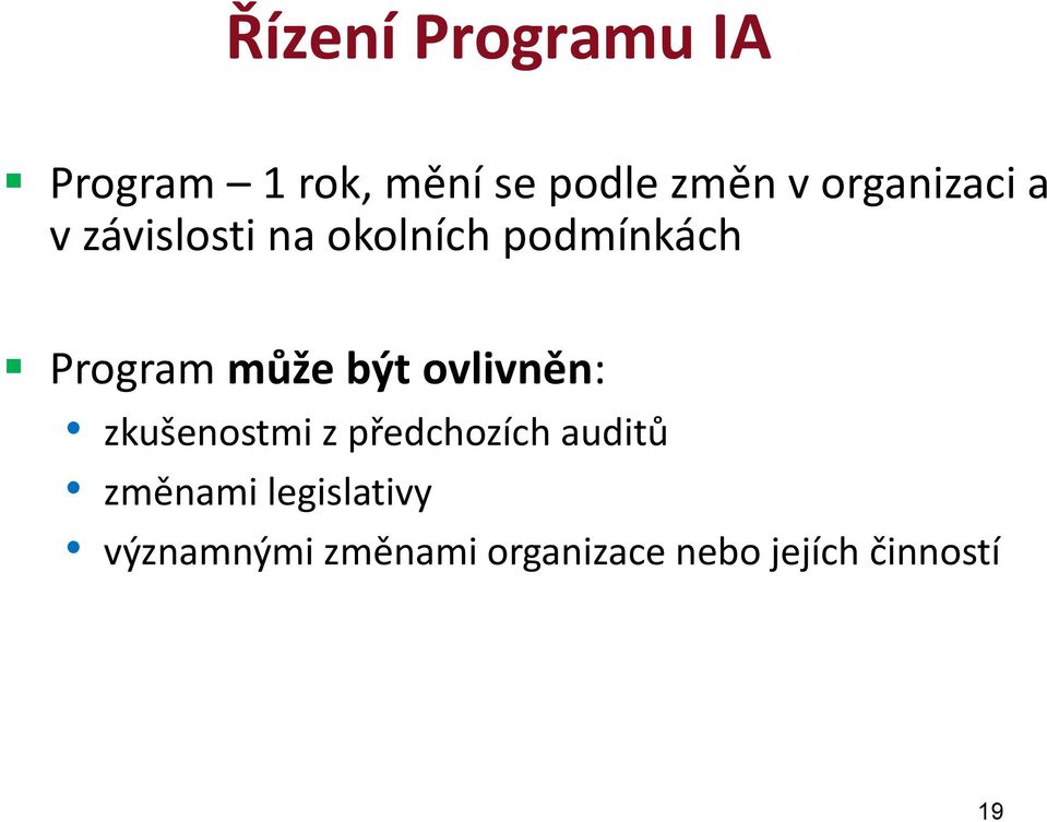 může být ovlivněn: zkušenostmi z předchozích auditů změnami