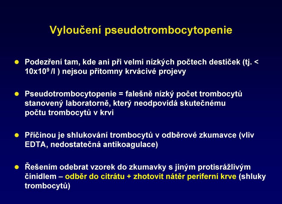 který neodpovídá skutečnému počtu trombocytů v krvi Příčinou je shlukování trombocytů v odběrové zkumavce (vliv EDTA,