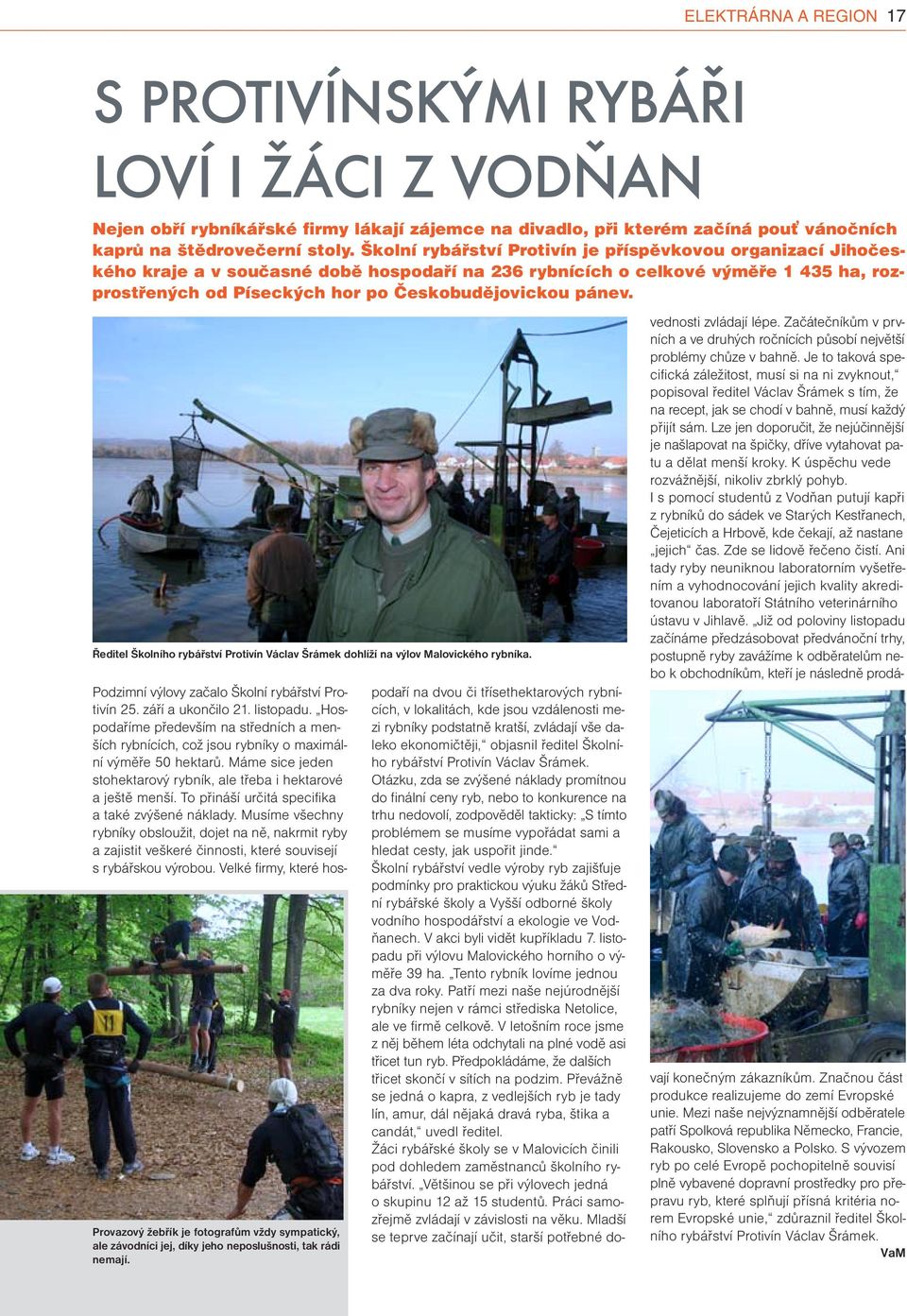 pánev. Ředitel Školního rybářství Protivín Václav Šrámek dohlíží na výlov Malovického rybníka. Podzimní výlovy začalo Školní rybářství Protivín 25. září a ukončilo 21. listopadu.