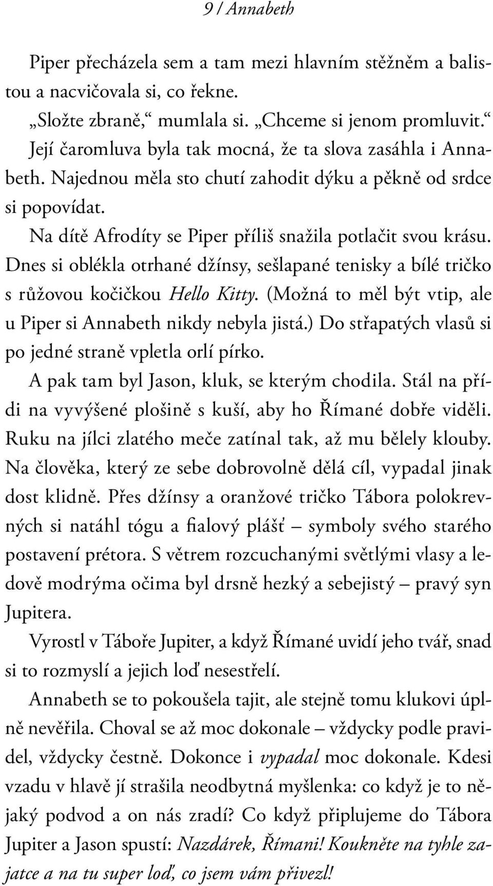 Dnes si oblékla otrhané džínsy, sešlapané tenisky a bílé tričko s růžovou kočičkou Hello Kitty. (Možná to měl být vtip, ale u Piper si Annabeth nikdy nebyla jistá.