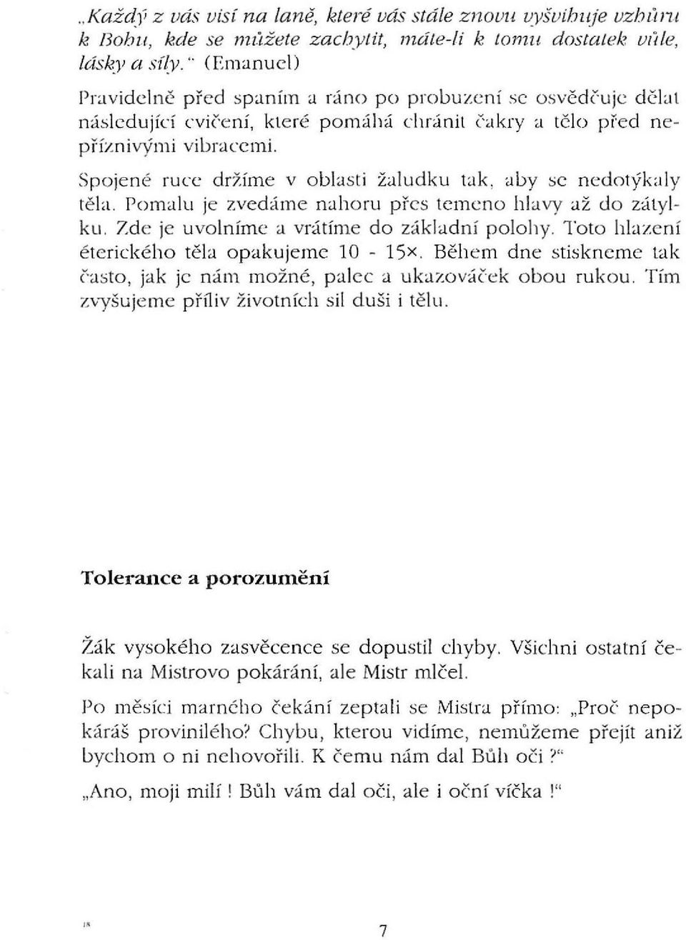 Spojené rucc držíme v oblasti žaludku tak, aby se nedotýkaly těla. Pomalu je zvedáme nahoru př es tcmcno hlavy až do zátylku. Zde je uvolníme a vrátíme do základní polohy.