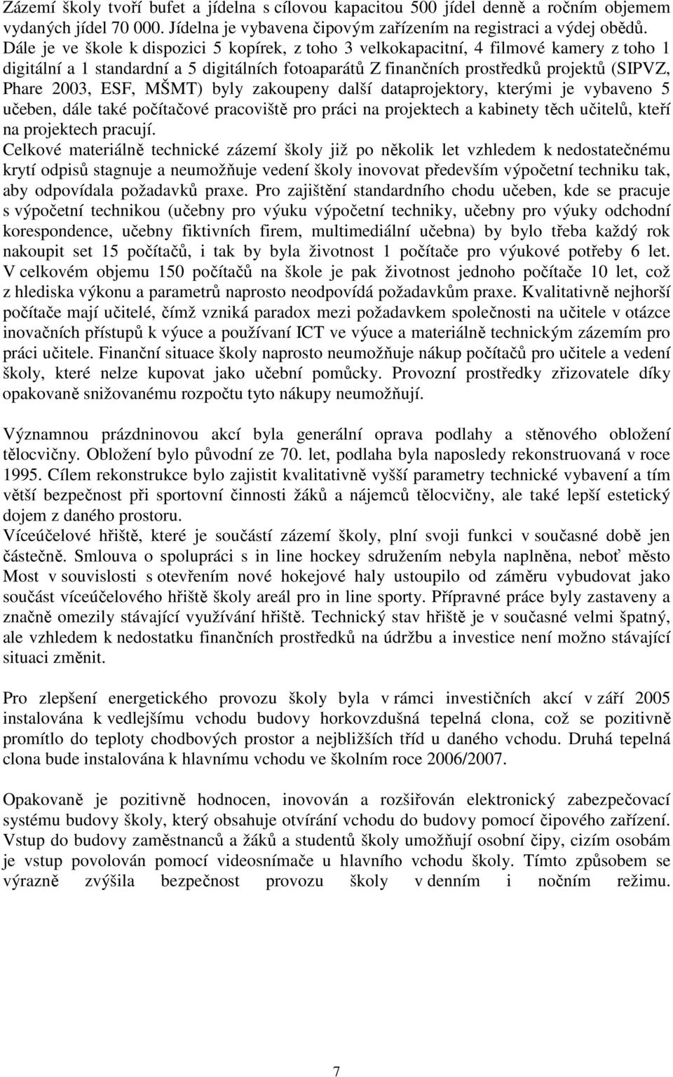 ESF, MŠMT) byly zakoupeny další dataprojektory, kterými je vybaveno 5 učeben, dále také počítačové pracoviště pro práci na projektech a kabinety těch učitelů, kteří na projektech pracují.