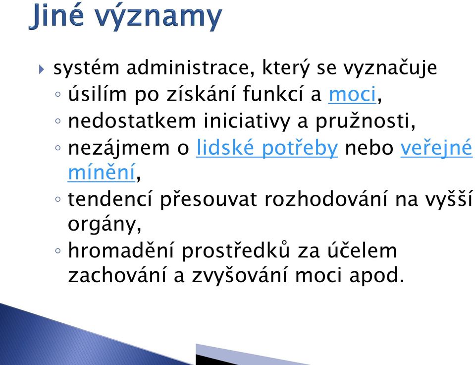 potřeby nebo veřejné mínění, tendencí přesouvat rozhodování na