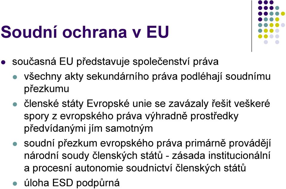 výhradně prostředky předvídanými jím samotným soudní přezkum evropského práva primárně provádějí národní