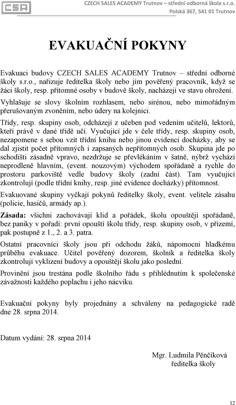 skupiny osob, odcházejí z učeben pod vedením učitelů, lektorů, kteří právě v dané třídě učí. Vyučující jde v čele třídy, resp.