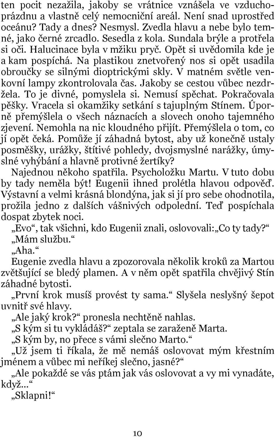 Na plastikou znetvořený nos si opět usadila obroučky se silnými dioptrickými skly. V matném světle venkovní lampy zkontrolovala čas. Jakoby se cestou vůbec nezdržela. To je divné, pomyslela si.