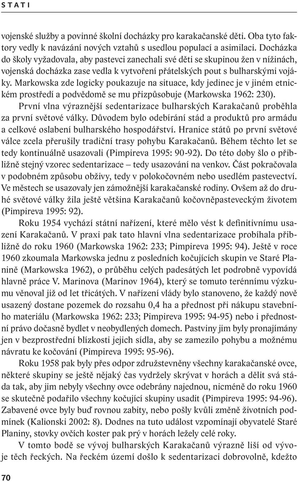 Markowska zde logicky poukazuje na situace, kdy jedinec je v jiném etnickém prostředí a podvědomě se mu přizpůsobuje (Markowska 1962: 230).